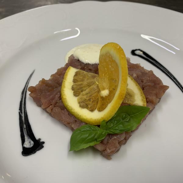 Tartare di tonno con panna acida all'arancia